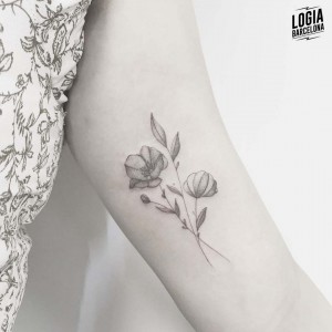 tatuaje_brazo_flores_logiabarcelona_moly_moonlight